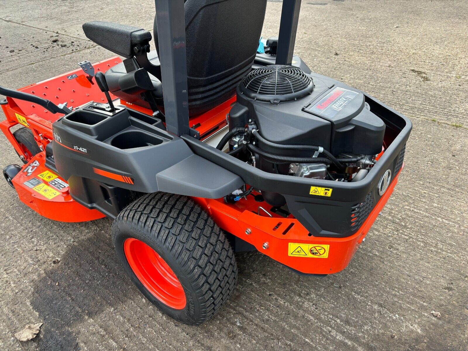 Kubota Z1-421 Zero Turn Ride-On Mower