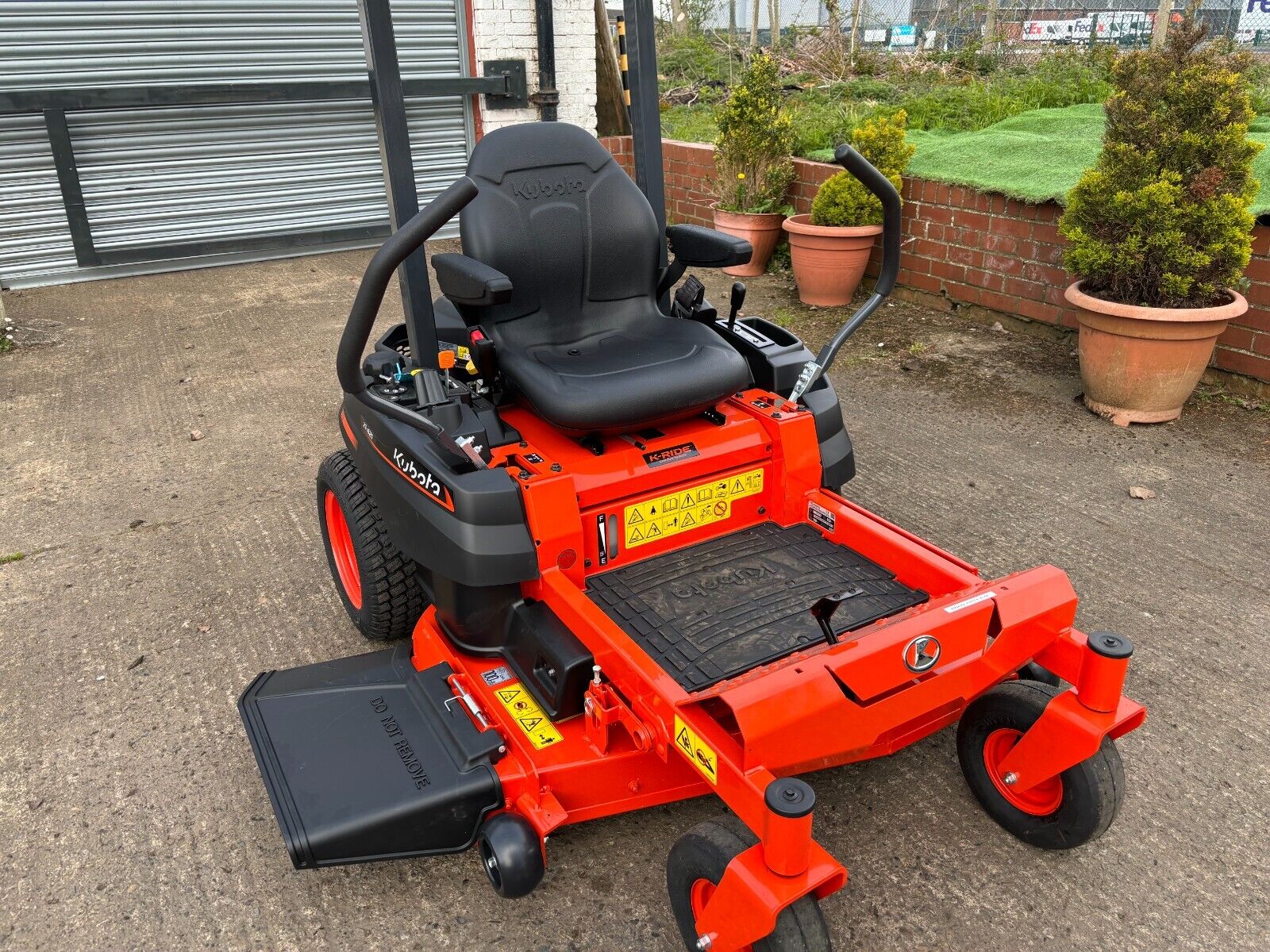 Kubota Z1-421 Zero Turn Ride-On Mower
