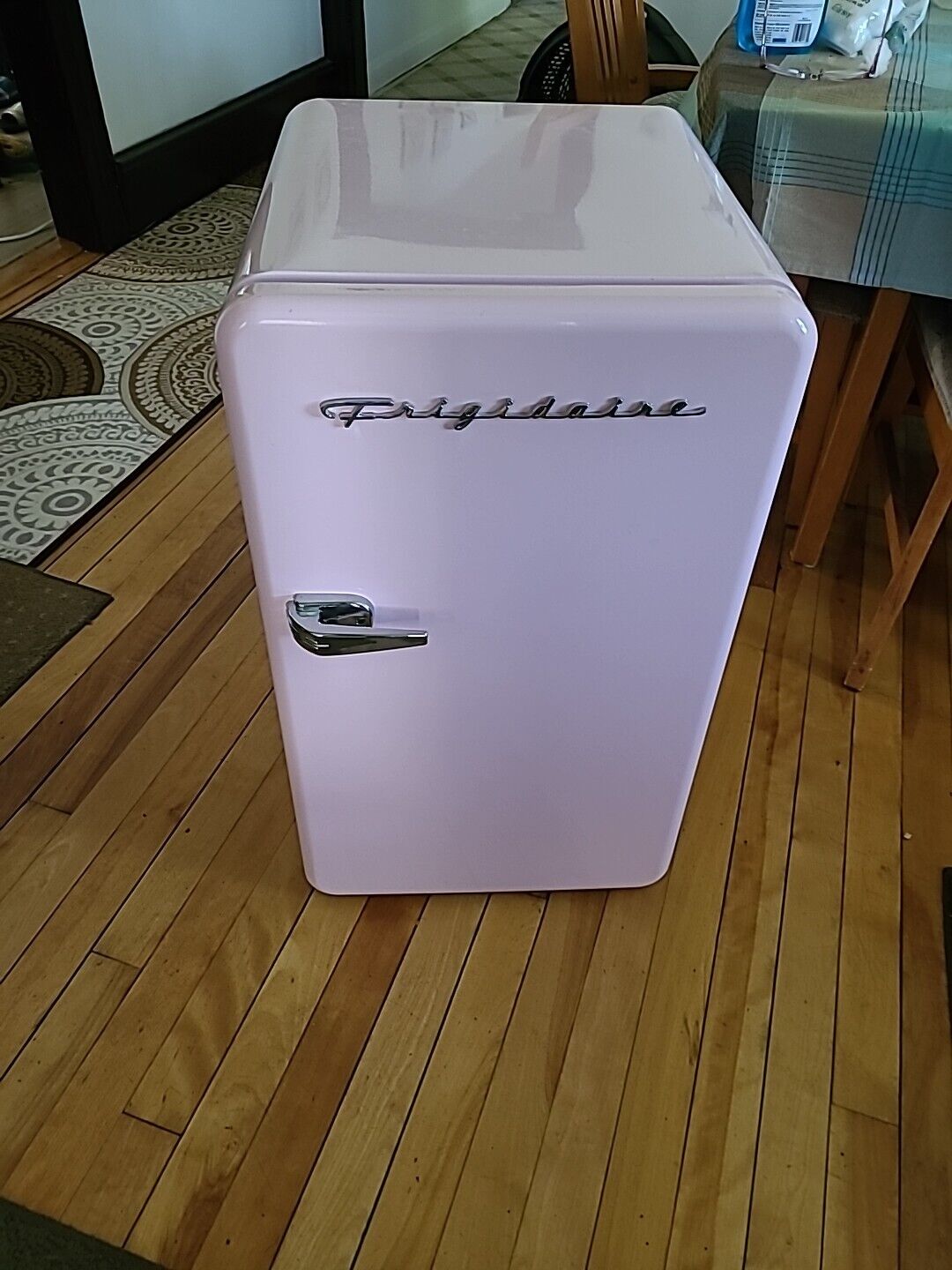 FRIGIDAIRE EFR372-B- Retro Bar Fridge Refrigerator 45lbs 