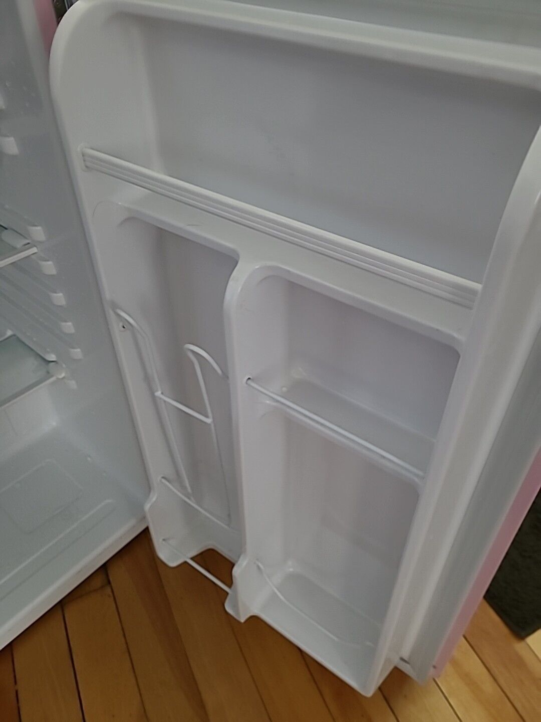 FRIGIDAIRE EFR372-B- Retro Bar Fridge Refrigerator 45lbs 