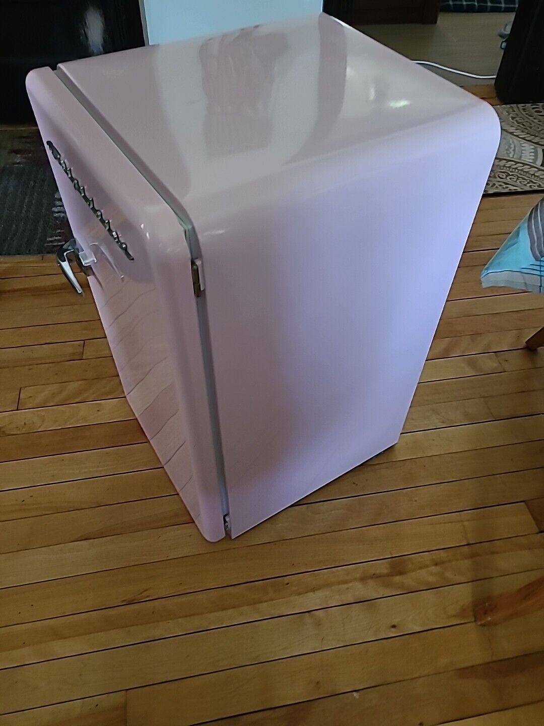 FRIGIDAIRE EFR372-B- Retro Bar Fridge Refrigerator 45lbs 