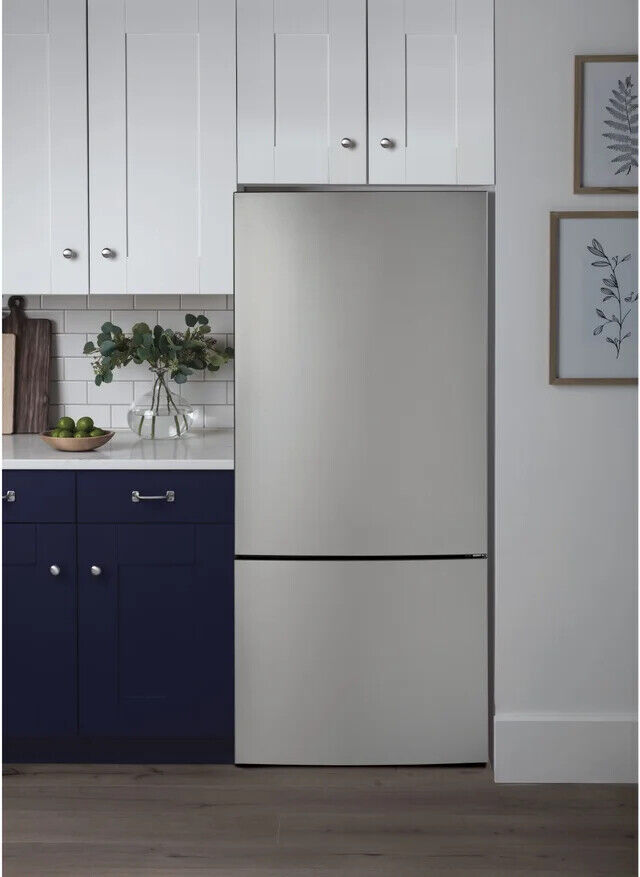 GE GBE17HYRFS 31" Freestanding Bottom Freezer Refrigerator NEW 