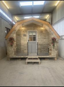 Spacious Glamping Chalet, 26ft x 13ft