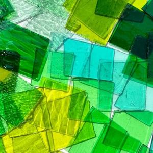 ILLUCKAI 2.2lb Irregular Stained Glass Scraps Sheets Green Mixed Collection, Mosaic Glass Pieces for Mosaic Making Projects, Mosaic Tiles for Crafts