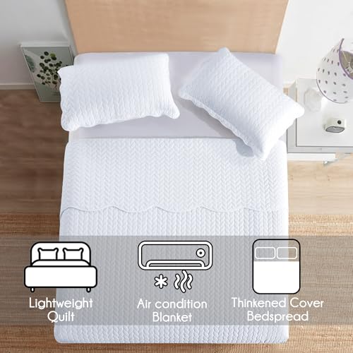 White Reversible Queen Quilt Bedding Set with Shams