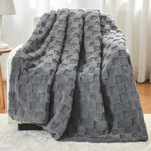 Kaisa Cozy 3D Checkered Fleece Throw Blanket