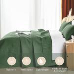 OARAGE King Quilt Bedding Set Lightweight Soft Olive Green Bedspread Coverlet with Leaf Pattern,Ultrasonic Microfiber Bed Cover Set for All Season 3 Pieces (1 Quilt, 2 Shams)