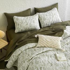 Wake In Cloud - Floral Quilt Set, Botanical Vintage Flower Coquette Cottagecore for Women Teen Girls, Reversible Lightweight Bedspread Coverlet, 3 Pieces, Olive Green, Queen/Full Size