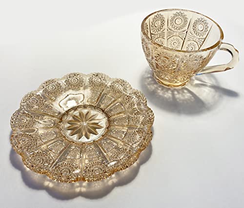 Mazeology Vintage Embossed Sunflower Flower Design Set of Two Amber Pressed Glass Cups and Saucers Set Made of Retro Relief Lead-free Glass Perfect for Serving Coffee or Afternoon Tea