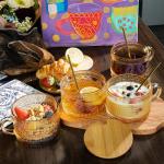 Ollieroo 4pcs Coffee Cups,Vintage Coffee Mugs, Overnight Oats Containers with Lids and Spoons, 14oz Coffee Glasses, Drinkware Set for Iced Coffee,Yogurt,Milk,Tea,Coffee Bar Accessories,Amber