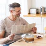 DOPUDO 4pcs Vintage Glass Coffee Mugs Cups, Overnight Oats Containers Glass Cups Mugs with Bamboo Lids and Spoons - 14oz Clear Embossed Glass Cups, Cute Iced Coffee Glasses Gifts for women