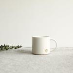 COLLECTIVE HOME - Monogram Ceramic Mugs, 15 oz Golden Initial Coffee Cups, Elegant Alphabet Tea Mugs, Elegant Personalized Mug with Gift Box, Luxurious Cups for Office and Home (e)