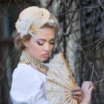 Zinniday Fascinator High Tea Hat - Women's White Mini Clip On 20s 50s Derby Cocktail Pillbox Cups Dress Kentucky Hat with Flower and Feather Decoration