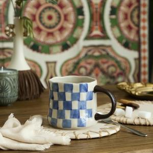 DELIGHTS GALORE Retro Checkered Ceramic Coffee Mug 16Oz - Extra Large Handle, Microwave Safe Vintage Patterned Tea Cup for Home, Office Blue and White Checkered Pattern, Brown Handle