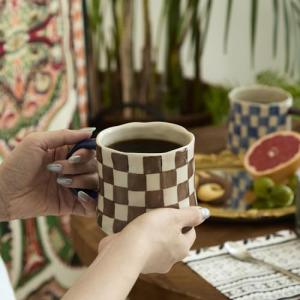 DELIGHTS GALORE Retro Checkered Ceramic Coffee Mug 16Oz - Extra Large Handle, Microwave Safe Vintage Patterned Tea Cup for Home, Office Brown and White Checkered Pattern, Blue Handle