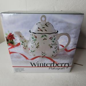 Pfaltzgraff Winterberry Sculpted 4-Cup Teapot,White
