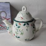 Pfaltzgraff Winterberry Sculpted 4-Cup Teapot,White