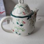 Pfaltzgraff Winterberry Sculpted 4-Cup Teapot,White