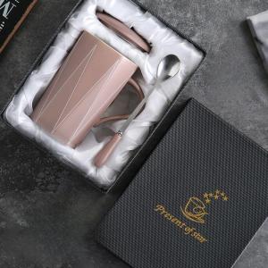 Khaki Geometric Mug with Lid and Spoon