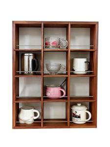 YIYUESHIJIU Wall Mounted Coffee Cup Holder, Cup Holder, 4-Tier Cup Display Shelf, Kitchen Coffee Bar Storage Organizer for Mugs, Cups and Collectibles with 12 Compartment (Walnut)