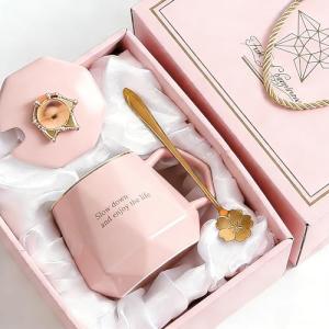 CGHWBEA Ceramic Coffee Mug with Lid and Spoon, Gold Trim, 400ml, Gift Box Set, Slow Down and Enjoy Life (Pink)