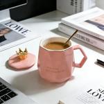 CGHWBEA Ceramic Coffee Mug with Lid and Spoon, Gold Trim, 400ml, Gift Box Set, Slow Down and Enjoy Life (Pink)