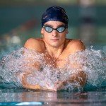 ARENA Schwimmbrille 365, Anti-Beschlag-Gläser, Schwimmbrille für Erwachsene mit breiten Gläsern, UV-Schutz, selbstjustierender Nasensteg