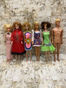 Vintage 1950’s 1960’s BARBIE DOLL Lot Of 6 Dolls Case Clothing .!!