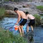 Kids Fishing Nets with Bucket Fishing Retractable Landing Net Lightweight Aluminum Pole with Non-Slip Handle for Catch and Release and Release Frogs Butterfly Youth Outdoor