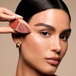 Real Techniques Makeupsaver Sponge, Makeup Blender Sponge For Liquid & Cream Formulations, Natural Finish & Reduces Makeup Waste, Targeted Application, Cruelty & Latex-Free, 1 Count