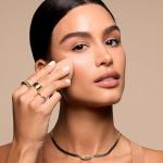 Real Techniques Makeupsaver Sponge, Makeup Blender Sponge For Liquid & Cream Formulations, Natural Finish & Reduces Makeup Waste, Targeted Application, Cruelty & Latex-Free, 1 Count