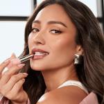 MAYBELLINE Lifter Glaze Oil Balm with Hyaluronic Acid and Hydrating Oil Blend, Lip Balm with 24HRs of Smooth, Moisturizing Shine, Caramel Glow (Sheer Light Brown Nude)