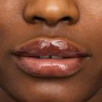 essence | Hydra Kiss Lip Oil |Intense Hydration & Glossy Finish | Infused with Hyaluronic Acid, Vitamin E & Jojoba Oil | Vegan & Cruelty Free (08 | Mocha Glow)