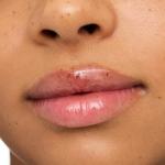 essence | Hydra Kiss Lip Oil |Intense Hydration & Glossy Finish | Infused with Hyaluronic Acid, Vitamin E & Jojoba Oil | Vegan & Cruelty Free (08 | Mocha Glow)