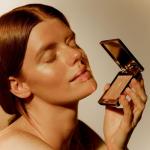 Sisley Paris L'Orchidee Highlighter - Illuminating Powder-Gel - Universal, Colorless Shade with Natural Finish - Blends Easily - All Skin Tones