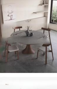 Italian luxury high-end solid wood rock panel dining table and chair combination, variable round table, extendable household