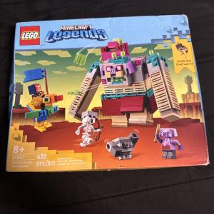 LEGO Minecraft Legends The Devourer Showdown (21257) 420 Pieces, NEW 