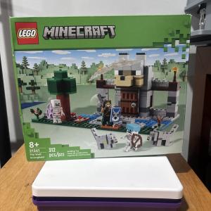 NEW LEGO Minecraft Minecraft Wolf Stronghold 21261