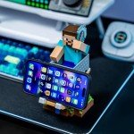 Exquisite Gaming: Minecraft: Steve - Cable Guys Original Controller & Phone Holder, Collectible Device & Gaming Stand, Officially Licensed Figure