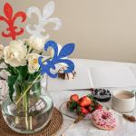 12pcs Glitter Fleur de Lis Centerpiece Sticks Patriotic Party Decorations for Table Red White Blue Centerpieces for 4th of July Independence Day Mardi Gras Celebrations Decorations Supplies