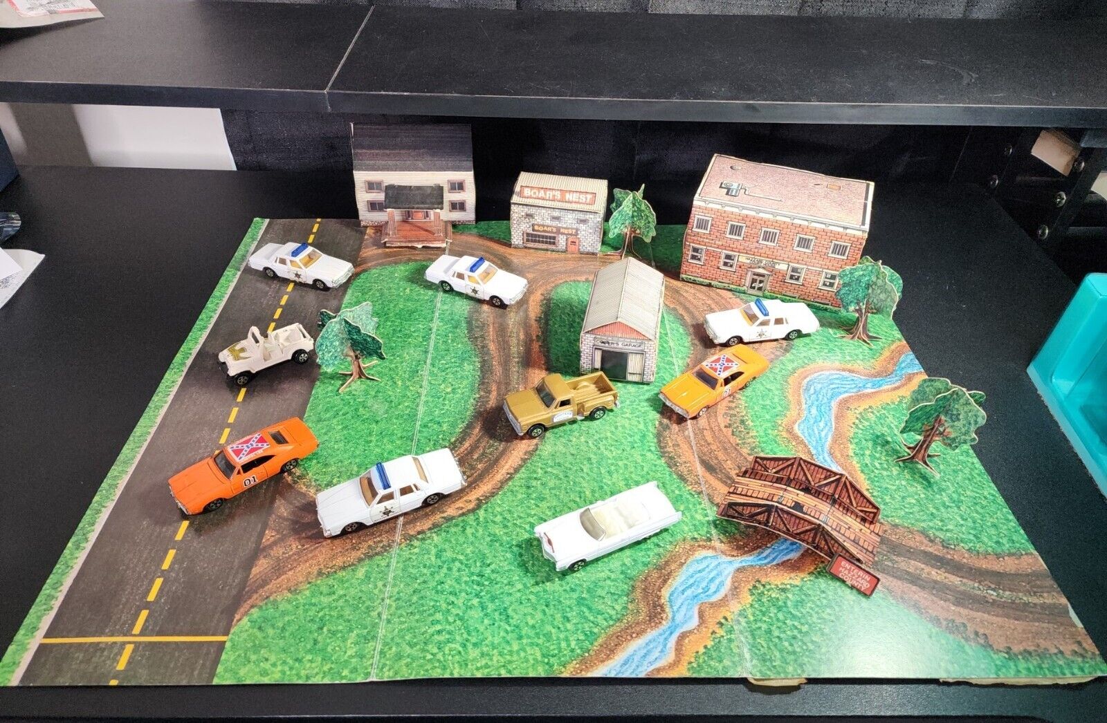 ERTL Dukes of Hazzard 1981 Play Set & Bonus Cars