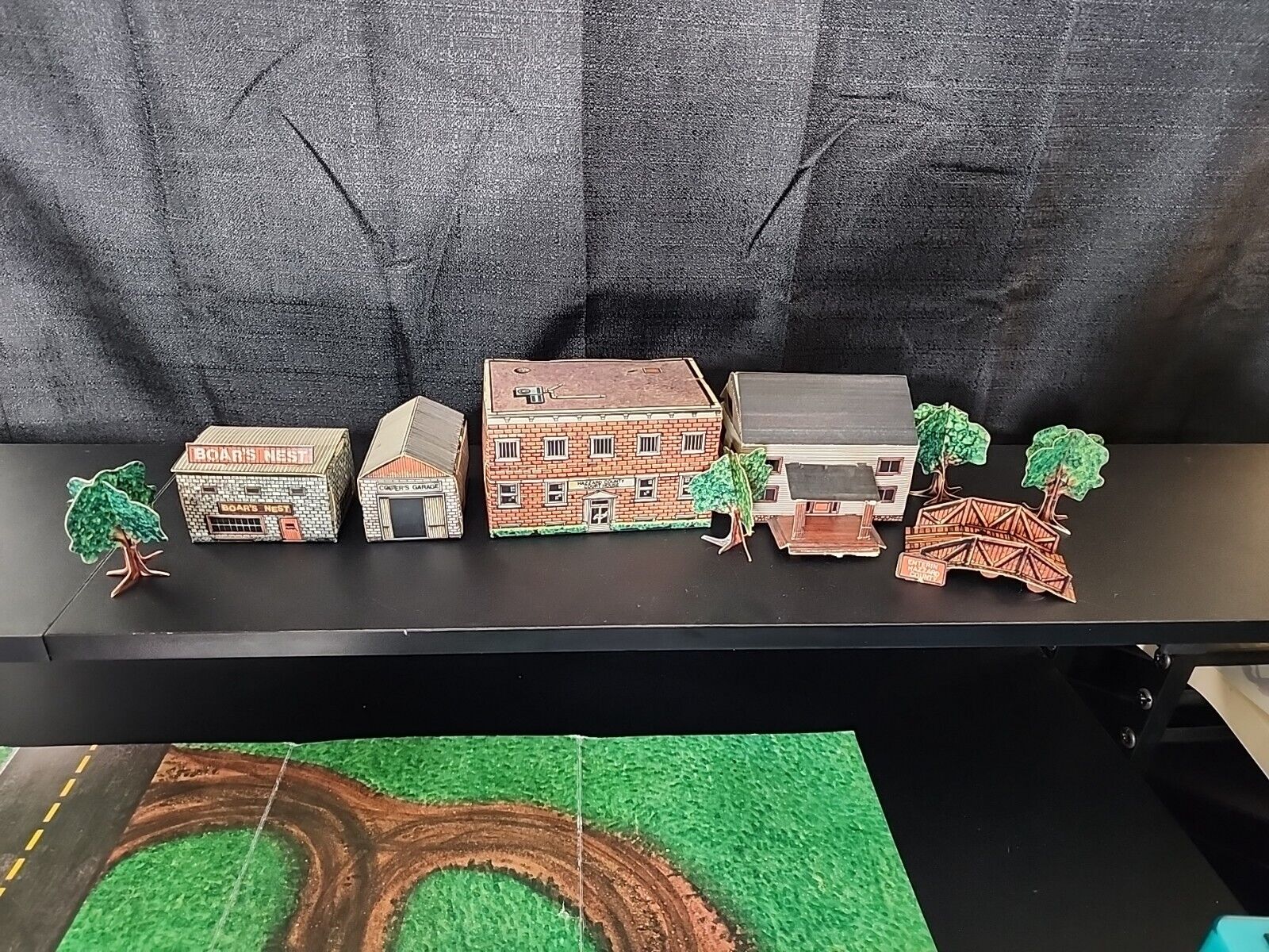 ERTL Dukes of Hazzard 1981 Play Set & Bonus Cars