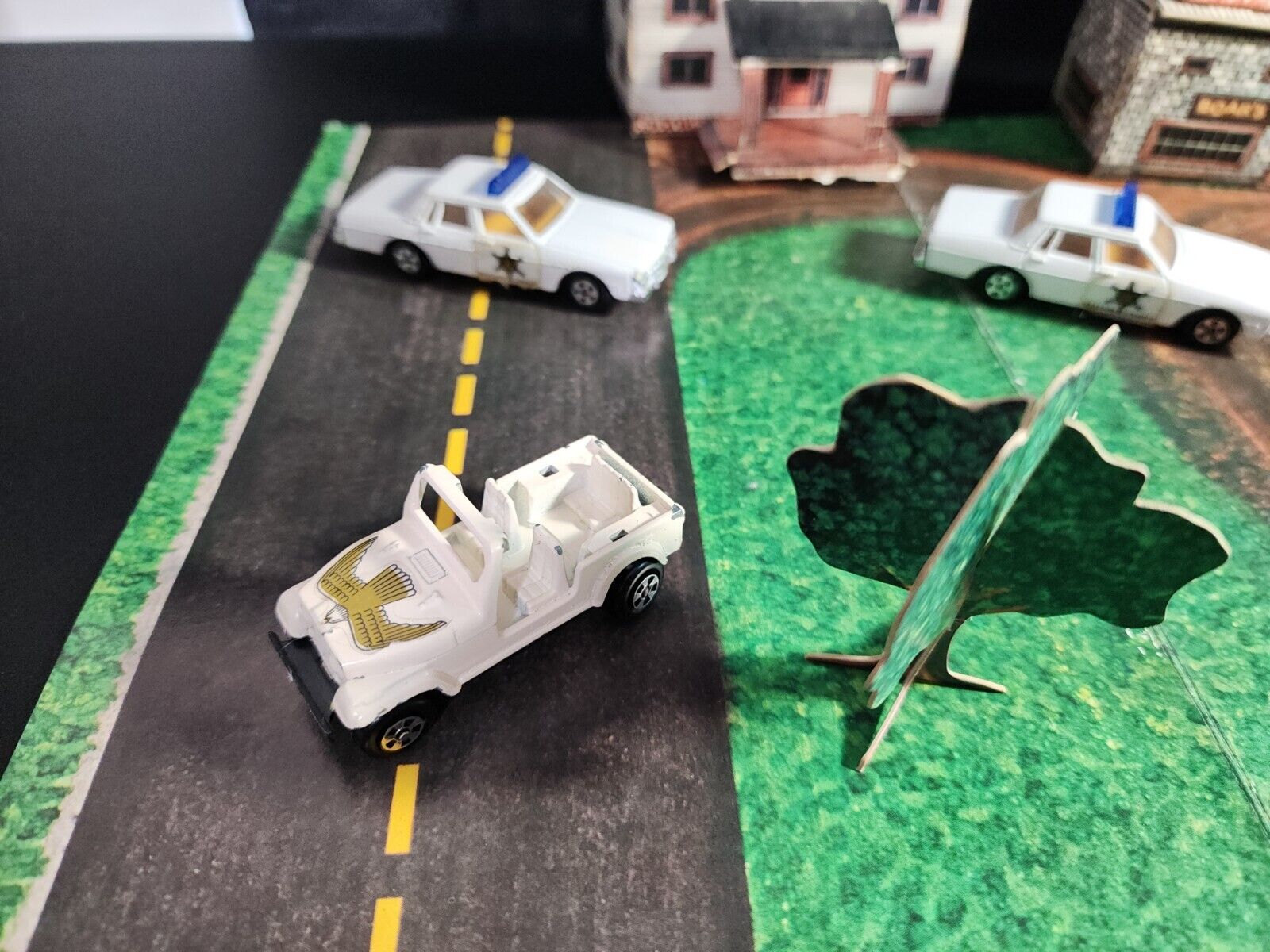ERTL Dukes of Hazzard 1981 Play Set & Bonus Cars