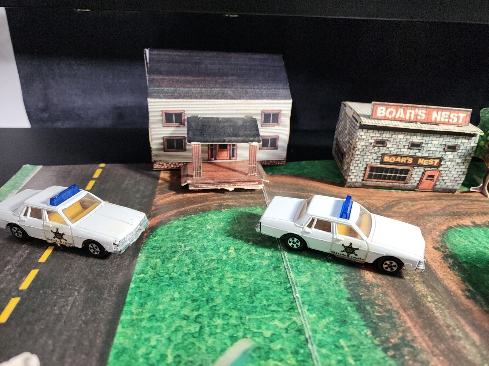 ERTL Dukes of Hazzard 1981 Play Set & Bonus Cars