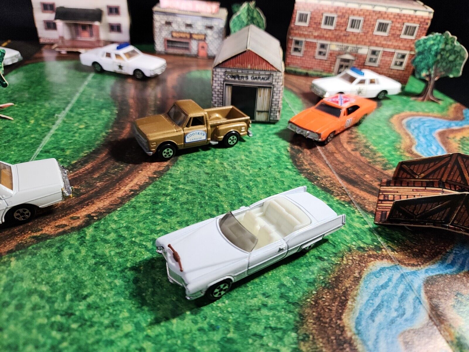 ERTL Dukes of Hazzard 1981 Play Set & Bonus Cars