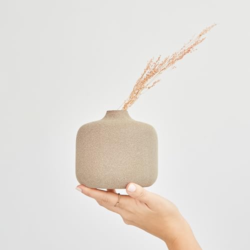 Kleine Keramikvase für minimalistisches Wohnambiente