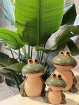 KSZNZB Frog Garden Decor Set of 3,Funny Cute Ceramic Frog Garden Statues Yard Decoration Outdoor Holiday Decorations,Ideal Ornament for Outside Pond Pool Patio Front Porch Backyard (Green)