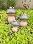 KSZNZB Frog Garden Decor Set of 3,Funny Cute Ceramic Frog Garden Statues Yard Decoration Outdoor Holiday Decorations,Ideal Ornament for Outside Pond Pool Patio Front Porch Backyard (Green)