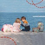 PERLETTI Sac a Dos Enfant avec Roues Tissu Recyclé Imprimé Animal - Petit Sac de Voyage à roulettes Amovible Gris Détails Réfléchissants - Petite Cartable Ecologique Garcon - 36x25x15 cm (Ours Brun)