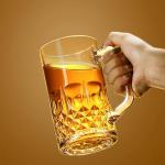 Komost 33oz Plastic Beer Mugs with Handles Set of 2, Clear Resuable Large Beer Stein Drinking Glasses Cups for Party Bar Home Hotel, Perfect for Whiskey Juice Cocktail Beverages